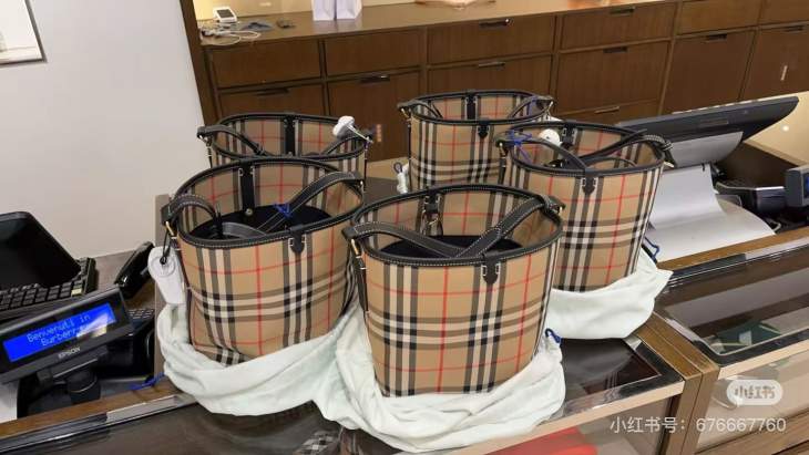 Picture of Burberry Handbags _SKUfw207302325fw